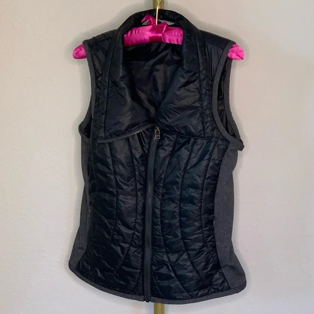 Athleta Vail Vest Black Grey Small Semi-Fitted PrimaLoft Eco Polyester travel